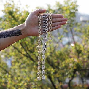 Outdoor-Nahaufnahme von Iced-Out Kaffeebohnenketten mit Zirkonia-Verschlüssen