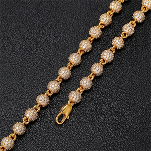 Macro-opname van vergulde 6mm kogelketting met sprankelende zirkonia pavé voor heren