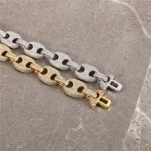Nahaufnahme der gold- und silbernen Hip-Hop-Armbänder mit Zirkonia im Schweinenasen-Design