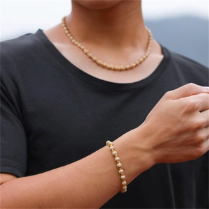 Detail van de vergulde 6mm kogelketting en armband set ingelegd met glimmende zirkonia