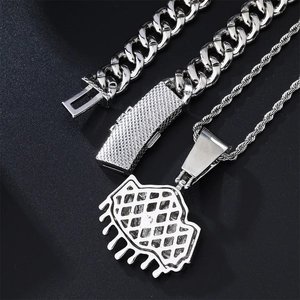 Makro-Detail der silbernen Hip-Hop-Cuban-Kette und des filigranen Hohl-Anhängers