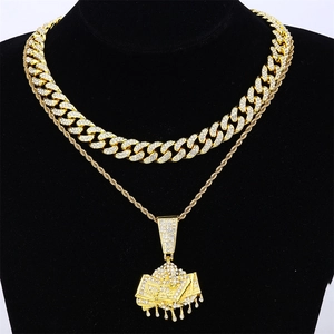 Detailansicht vergoldetes Iced-Out Hip-Hop-Halskettenset auf schwarzem Samtdisplay