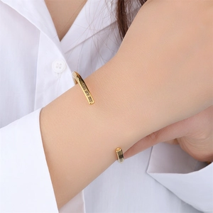 Gros plan du bracelet jonc en acier doré 18k avec gravure You are my sunshine