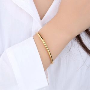 Bracelet jonc en C en acier inoxydable plaqué or 18k minimaliste sur poignet