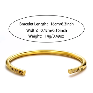 Vue détaillée du bracelet jonc en acier doré gravé You are my sunshine avec mesures