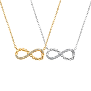 Elegante Gold- und Silber-Unendlichkeitsketten mit funkelnden Zirkonia auf weißem Grund