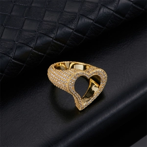 Bague large dorée en forme de cœur évidé avec zircons étincelants style hip hop