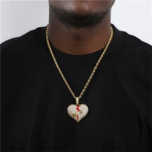 Detailansicht des Hip-Hop Herzanhängers mit Zirkonia an einer goldenen Kordelkette