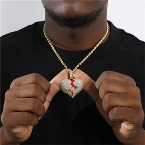 Detailansicht der Hip-Hop-Halskette mit Herzanhänger und goldener Seilkette an Model