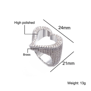 Vue détaillée de la bague coeur montrant les dimensions et le laiton poli brillant