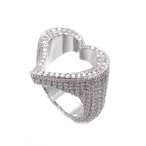 Bague large cœur évidé sertie de pierres blanches avec finition polie argentée