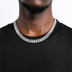 Zilveren Cubaanse schakelketting voor heren met sprankelende strass-steentjes op een shirt