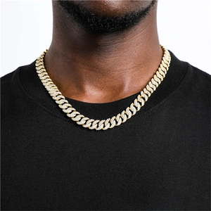 Detail van de hip-hop Cuban link ketting met diamanten op een mannelijk model in zwart