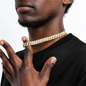 Detail van de hiphop Cuban link ketting voor heren met diamantgezet ruitvormig dubbel rij