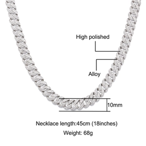 Detailoverzicht van zilveren cubaanse ketting met 10mm breedte en gepolijste steentjes