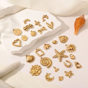 Set di ciondoli in acciaio inossidabile placcato oro 18K con conchiglie e stelle marine