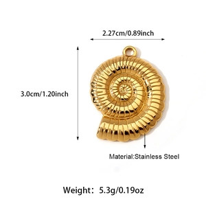 Dettagli del ciondolo a conchiglia nautilus in acciaio dorato da 3,0 x 2,27 cm