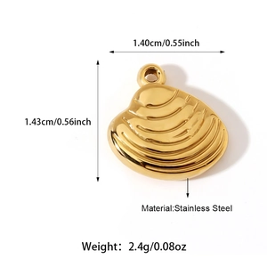Vista macro del ciondolo a forma di conchiglia con dimensioni 1,43 cm per 1,40 cm in acciaio