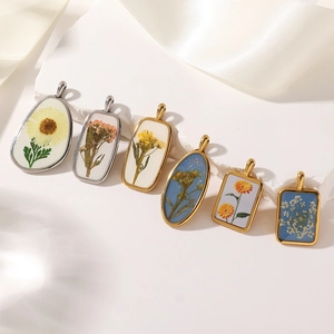 Vierkante hanger met echte droogbloemen in hars en een elegant metalen frame