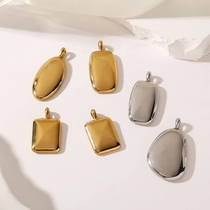 Minimalistische vierkante en ovale metalen hangers in goud en zilver op witte achtergrond