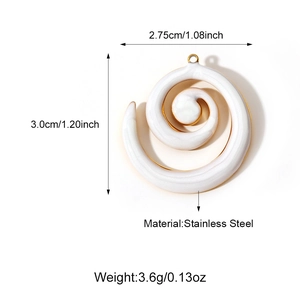 Vue détaillée montrant les dimensions et le poids du pendentif conque en acier inoxydable doré