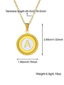 Détail du pendentif lettre A en or avec dimensions de 1,8 cm de large et 2,6 cm de hauteur
