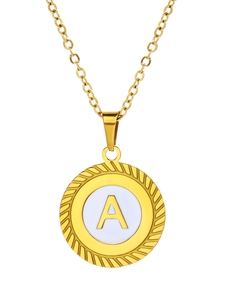 Détail du collier en acier doré avec pendentif lettre A rond en émail blanc