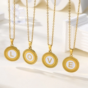 Colliers LOVE en acier inoxydable doré avec émail blanc et texture de corde