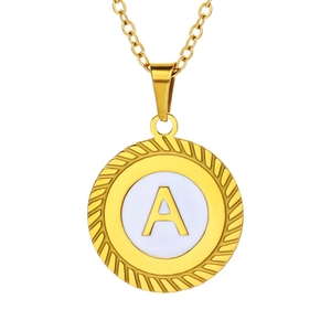 Collier élégant en acier doré avec pendentif lettre A blanc et bordure torsadée fine