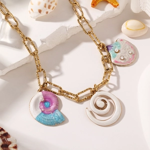 Collar de cadena dorada gruesa con colgantes de estrella de mar rosa y perlas playeras