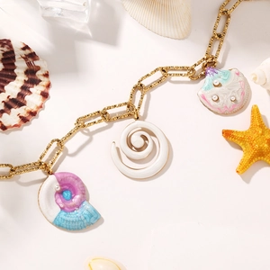 Collar de cadena dorada con colgantes de estrella de mar y concha en esmalte de color