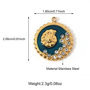 Détail du pendentif nautile en acier de 1,8cm avec émail bleu et oxydes de zirconium