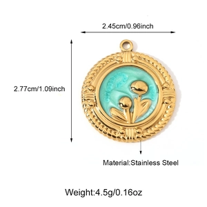 Détail du pendentif floral en émail avec dimensions en acier inoxydable