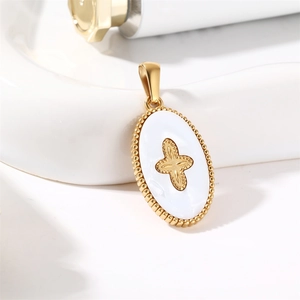 Colgante ovalado de oro de 18K con nácar blanco y diseño de flor de cruz en relieve