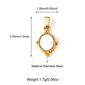 Detalle del colgante ovalado de acero inoxidable dorado 18K con nácar blanco y medidas