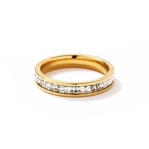 Elegante goudkleurige titanium stalen ring met een volledige cirkel van vierkante zirkoon