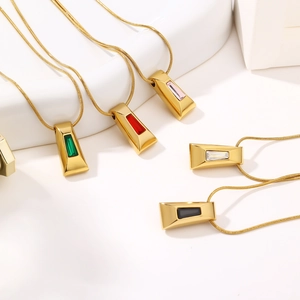 Elegantes collares de acero inoxidable dorado con colgantes de circón trapezoidal de colores
