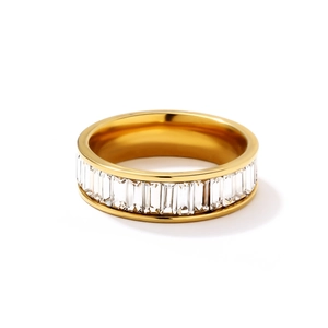 Titanstahlring mit Baguette-Schliff Zirkonia-Pavé in einem goldenen Minimalismus