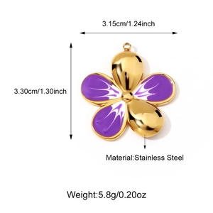 Dettaglio del ciondolo a fiore in smalto viola con dimensioni 3,15x3,30cm e doratura