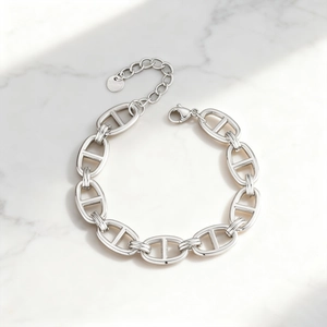 Bracciale a catena a naso di maiale in acciaio inossidabile argento su marmo bianco
