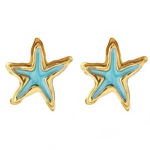 Pendientes de estrella de mar dorados con esmalte azul sobre fondo blanco limpio