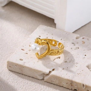 Detailansicht goldener Herzring mit Perle und vintage texturierter offener Ringschiene