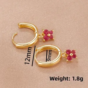 Vue détaillée de créoles plaquées or 18 carats avec pendentif fleur rouge en zircon et dimensions