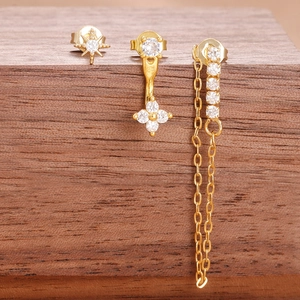 Conjunto de pendientes dorados con estrellas de ocho puntas y borlas de circonitas brillantes