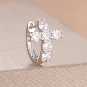 Elegantes pendientes de aro de cruz en plata con circonitas y acabado pulido