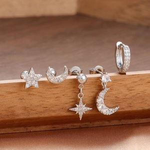 Set di 5 orecchini minimalisti con stella e luna e zirconi cubici in finitura argento