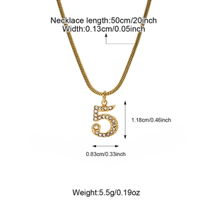 Vergulde hiphop ketting met cijfer 5 hanger, slangenketting en steentjes 50cm