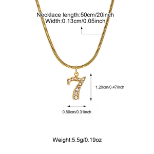 Gouden slangenschakelketting met een met ijs bedekte nummer 7 hanger, lengte 50 cm