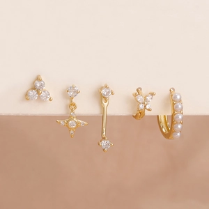 Elegantes 5-teiliges goldenes Ohrring-Set mit vierzackigen Sternanhängern und Perlen