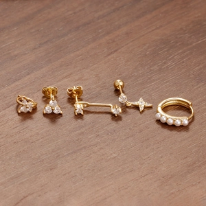 Detailset aus 5 goldenen Ohrringen mit Schmetterling, Blumen, Sternanhängern und Perlen